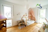 RESERVIERT - Neuwertiges, energieeffizientes Family House im Kunstpark - Provisionsfrei - Kinderzimmer 2 Obergeschoss F1