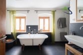Verkauf eines außergewöhnlichen Einfamilienhauses in Wörth an der Donau - Badezimmer - OG