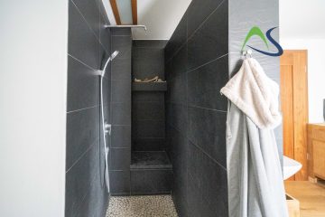 Verkauf eines außergewöhnlichen Einfamilienhauses im Bieterverfahren - Badezimmer - OG